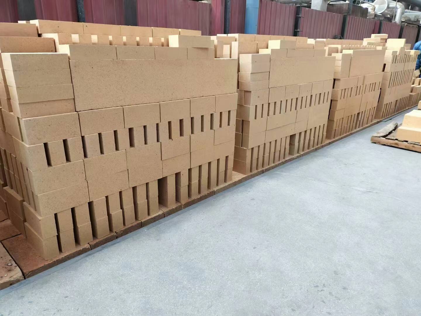 #耐火砖#轻质粘土保温砖,绿色建材新选择.  1. **环保材料**:采用天然